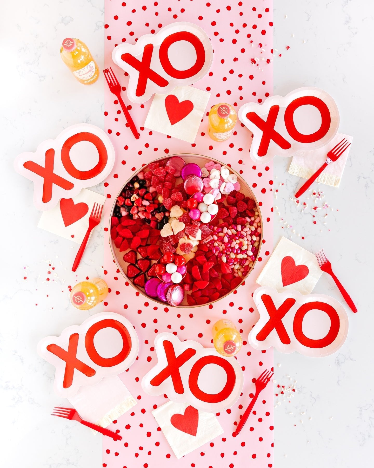 VAL841 - XOXO Shaped Plates (8ct) - PaperGeenius